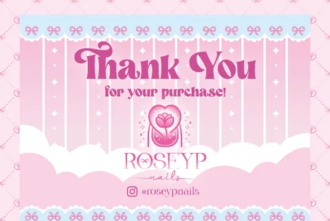 داخل العلبة: كرت شكر وردي مكتوب عليه Thank You for your purchase مع شعار Roseyp Nails